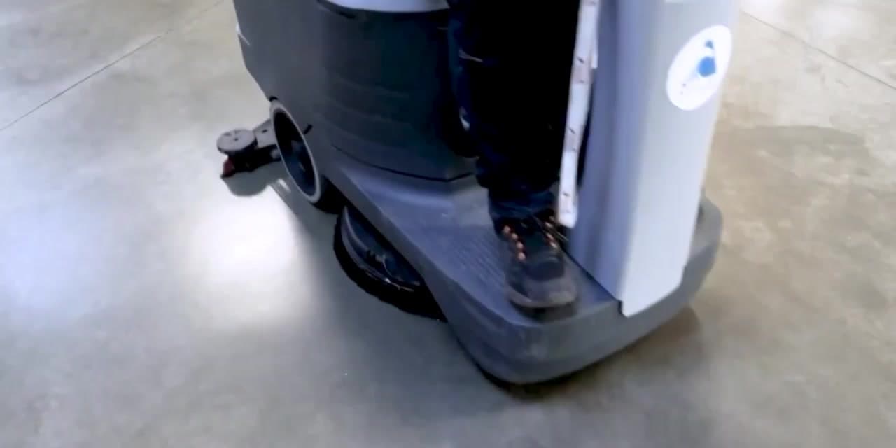 Nettoyage d’un sol à l’autolaveuse