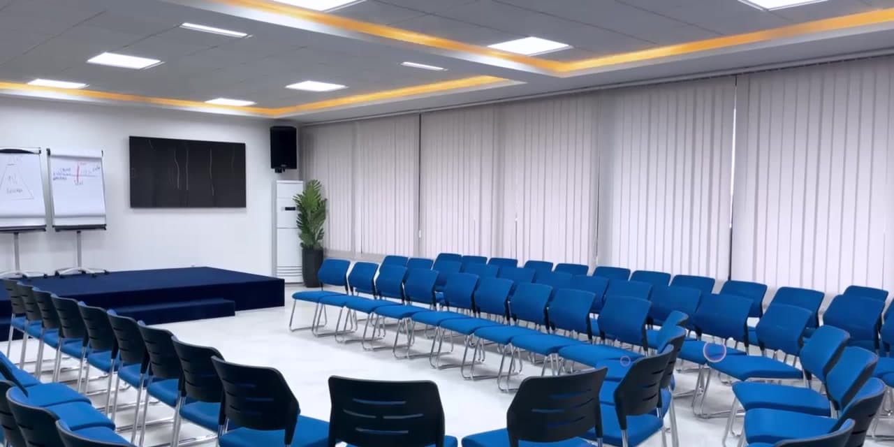 Une grande salle propre, chaises alignées